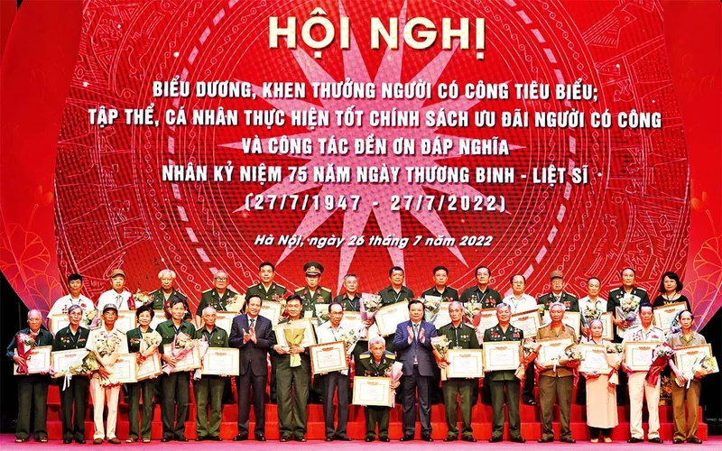 Trao Bằng khen của Bộ Lao động-Thương binh và Xã hội tặng người có công trên địa bàn thành phố Hà Nội. (Ảnh DUY LINH)