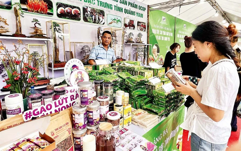 Gian hàng OCOP của tỉnh Quảng Nam tại hội chợ diễn ra tại TP Hà Nội.