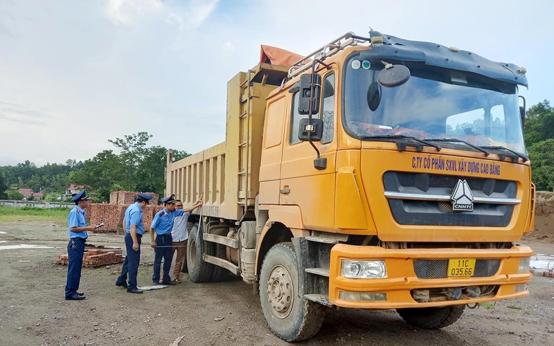 Thanh tra giao thông tỉnh Cao Bằng kiểm tra kích thước thành thùng xe ô-tô tải.