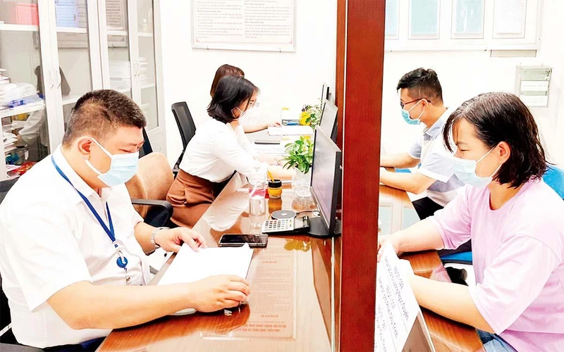 UBND phường Hàng Bồ, quận Hoàn Kiếm bảo đảm thực hiện 100% số thủ tục hành chính không chờ được giải quyết đúng hạn. (Ảnh HIỀN THU)