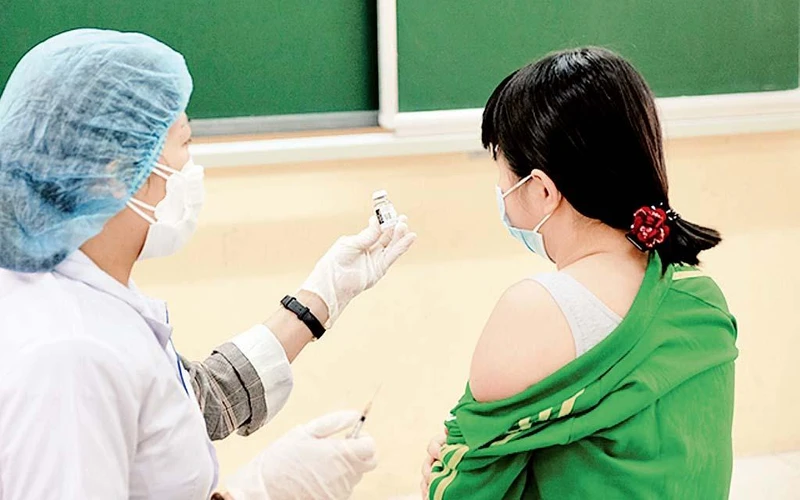 Tiêm mũi 4 vắc-xin phòng Covid-19 tại thành phố Hà Nội.