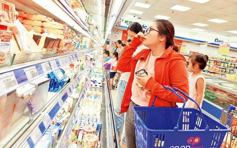 Các ngành hàng dịch vụ có sự tăng trưởng nhanh. Trong ảnh: Người dân mua sắm tại siêu thị Co.op mart. 