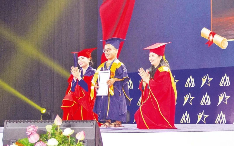 Thủ khoa Nguyễn Hải Bằng (đứng giữa) tại lễ tốt nghiệp.