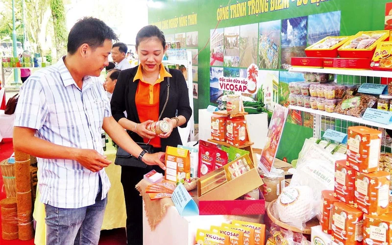 Doanh nghiệp tìm hiểu sản phẩm được chế biến từ dừa sáp tại gian hàng tỉnh Trà Vinh trong chương trình “Kết nối giao thương”.