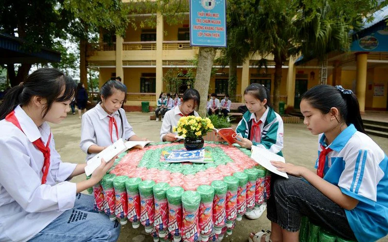 Thực hiện phong trào thi đua Chống rác thải nhựa, học sinh Trường THCS Văn Hán (huyện Ðồng Hỷ) dựng bàn học ngoài trời bằng chai nhựa tái chế.