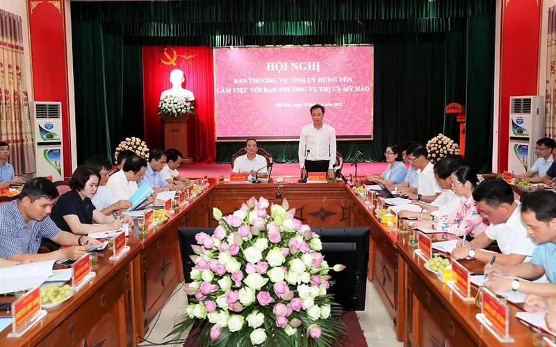 Ban Thường vụ Tỉnh ủy Hưng Yên làm việc với lãnh đạo Thị ủy Mỹ Hào về định hướng phát triển của thị xã nhiệm kỳ 2020-2025 và những năm tiếp theo. (Ảnh PHẠM HÀ)