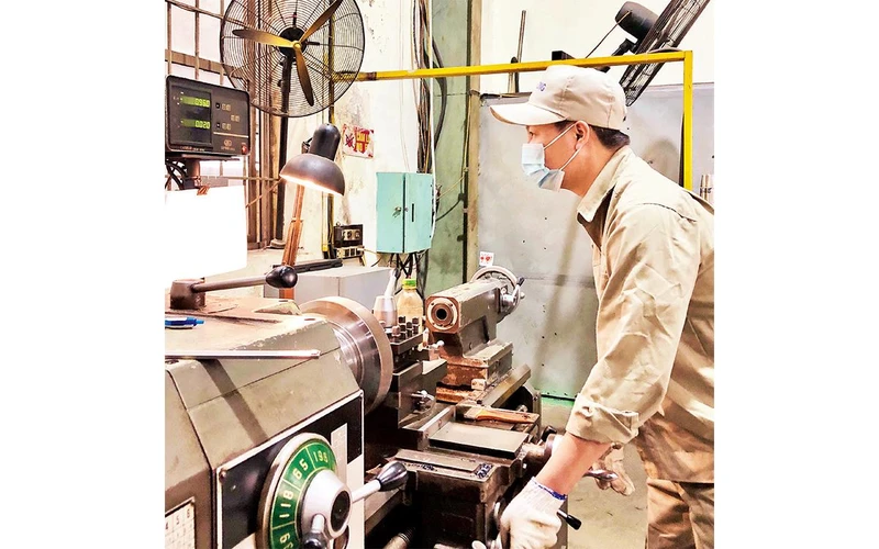 Sản xuất thiết bị tại Công ty TNHH Sản xuất và Dịch vụ Thương mại Kim Long (Cụm Công nghiệp vừa và nhỏ Từ Liêm, Hà Nội).