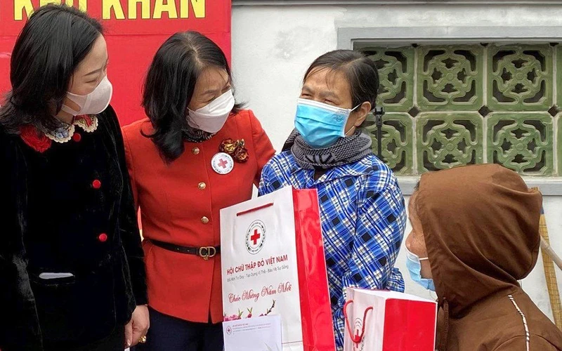 Chủ tịch Hội Chữ thập đỏ Việt Nam Bùi Thị Hòa trao quà tặng người có hoàn cảnh khó khăn tại Hòa Bình.
