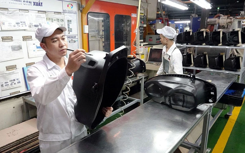 Sản xuất các sản phẩm linh kiện nhựa xe máy tại Công ty cổ phần Nhựa Hà Nội. (Ảnh ĐĂNG ANH)