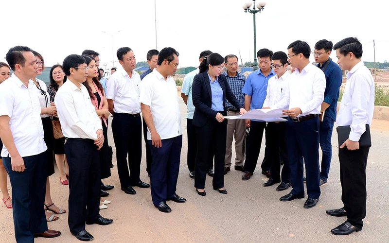 Bí thư Tỉnh ủy Thái Nguyên Nguyễn Thanh Hải và Ðoàn công tác kiểm tra thực tế tình hình thu hút đầu tư tại Khu công nghiệp Sông Công II (TP Sông Công). (Ảnh THÁI NGUYÊN)