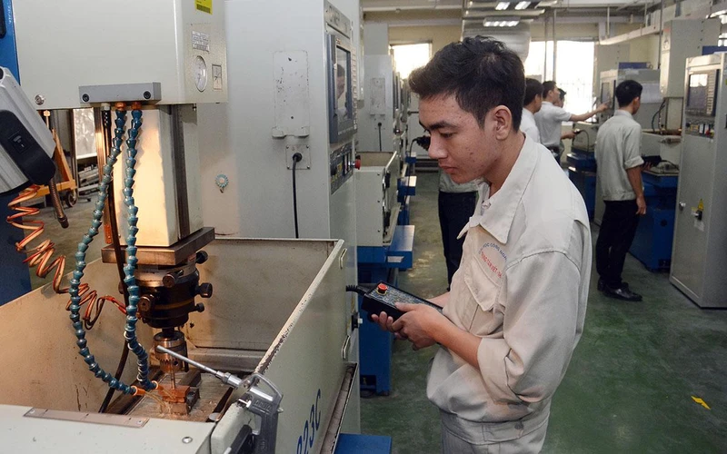 Giờ thực hành gia công cơ khí của sinh viên Trung tâm Việt-Nhật, Trường đại học Công nghiệp Hà Nội. (Ảnh MINH HÀ)
