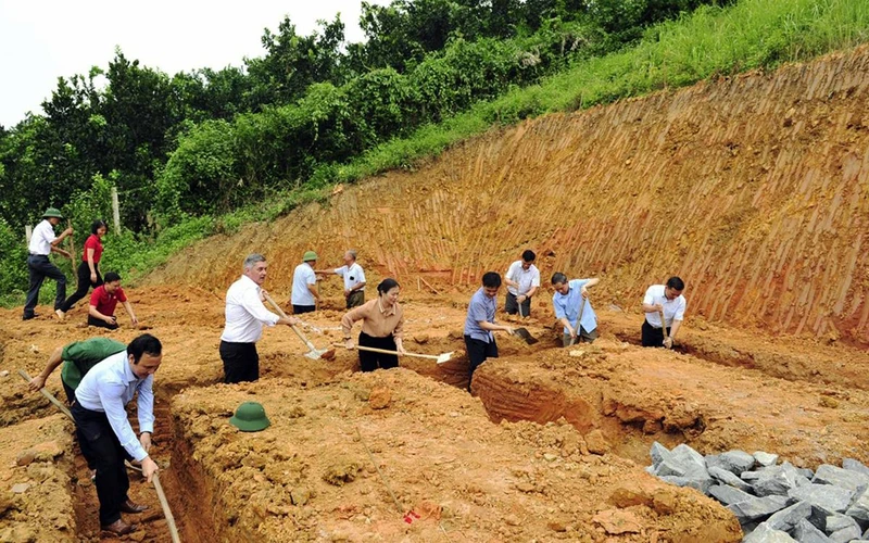 Xây dựng nhà Ðại đoàn kết cho hộ nghèo tại xã Ðội Bình, huyện Yên Sơn, tỉnh Tuyên Quang. (Ảnh TIẾN ÐẠT)