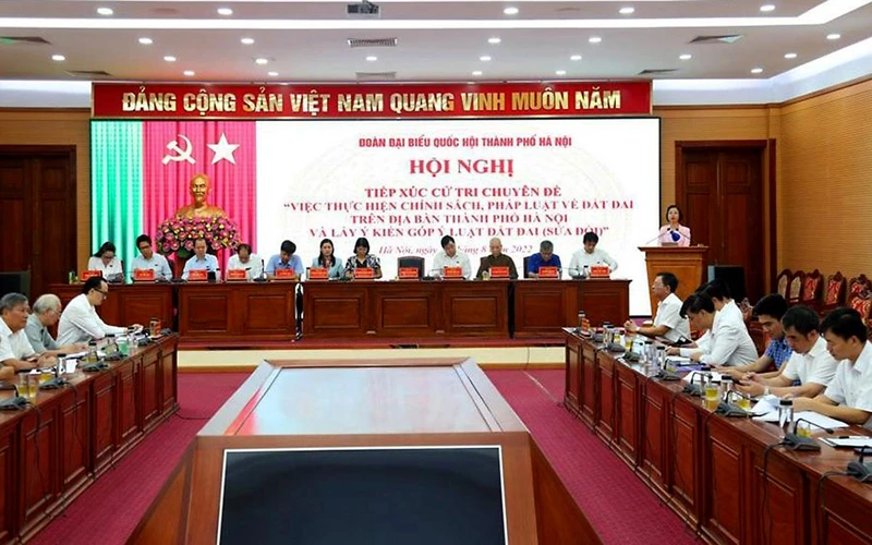 Đoàn đại biểu Quốc hội thành phố Hà Nội tổ chức tiếp xúc cử tri chuyên đề “Việc thực hiện chính sách, pháp luật về đất đai trên địa bàn thành phố và lấy ý kiến góp ý Luật Đất đai (sửa đổi)”. (Ảnh HỒNG THÁI)