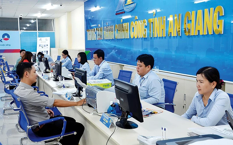 Giải quyết thủ tục hành chính cho người dân tại Trung tâm phục vụ hành chính công tỉnh An Giang. (Ảnh HỮU HUYNH)