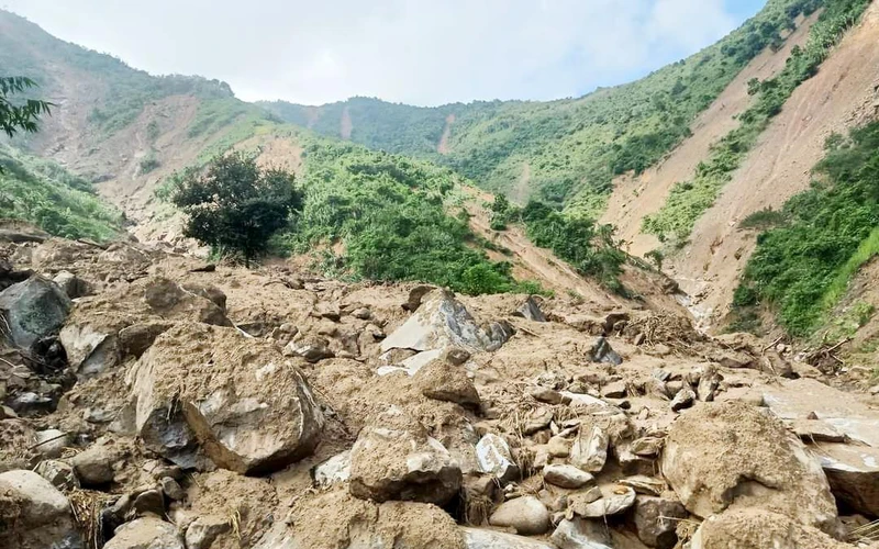 Sạt lở sườn đồi, núi ở thôn Hòa Sơn, xã Tà Cạ (huyện Kỳ Sơn, Nghệ An) vào ngày 2/10 vừa qua.