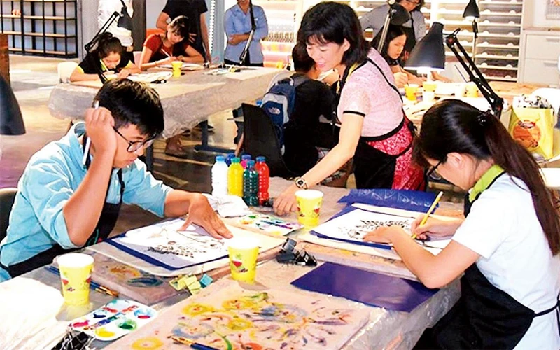 Các bạn trẻ tại không gian sáng tạo Creative lab by up, số 1 Lương Yên, Hai Bà Trưng, Hà Nội. Ảnh: Thành Nguyễn