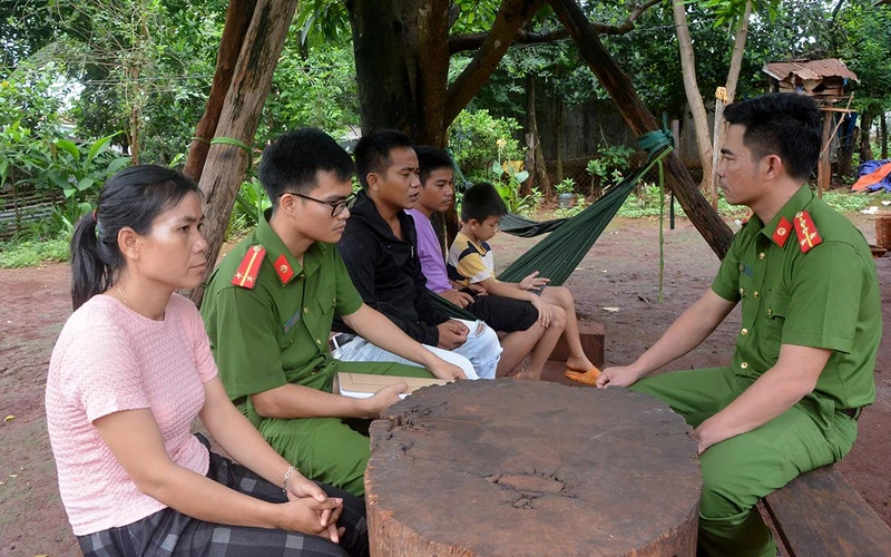 Công an xã Ia O (huyện Ia Grai) thăm hỏi nạn nhân bị lừa bán qua Campuchia được lực lượng công an giúp đỡ trở về địa phương.