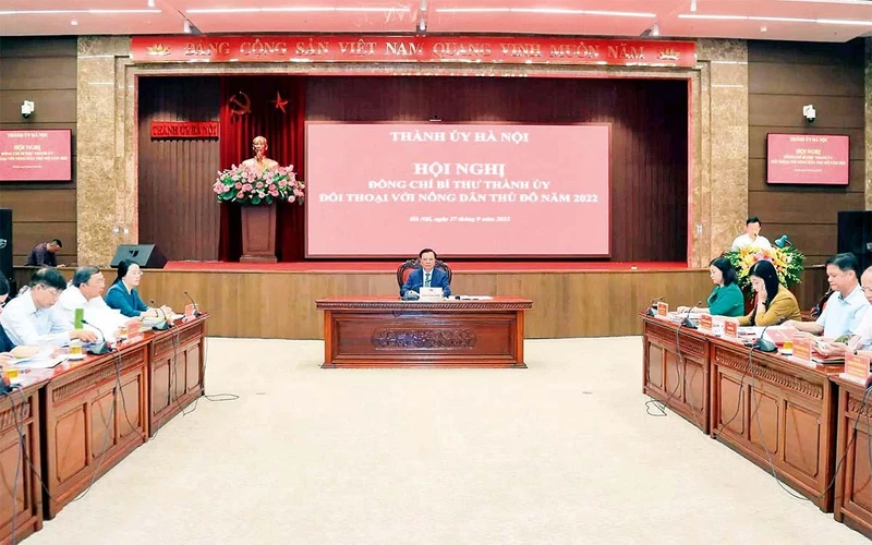 Đồng chí Đinh Tiến Dũng, Ủy viên Bộ Chính trị, Bí thư Thành ủy Hà Nội chủ trì buổi đối thoại với nông dân Thủ đô năm 2022. (Ảnh Thành Nguyễn)