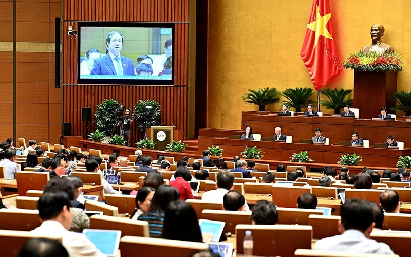 Bộ trưởng Giáo dục và Đào tạo Nguyễn Kim Sơn phát biểu làm rõ một số vấn đề đại biểu Quốc hội nêu. (Ảnh ĐĂNG KHOA)
