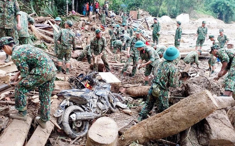 Bộ đội Lữ đoàn Công binh 270 (Quân khu 5) tìm kiếm nạn nhân bị vùi lấp tại xã Trà Leng, huyện Nam Trà My, tỉnh Quảng Nam.