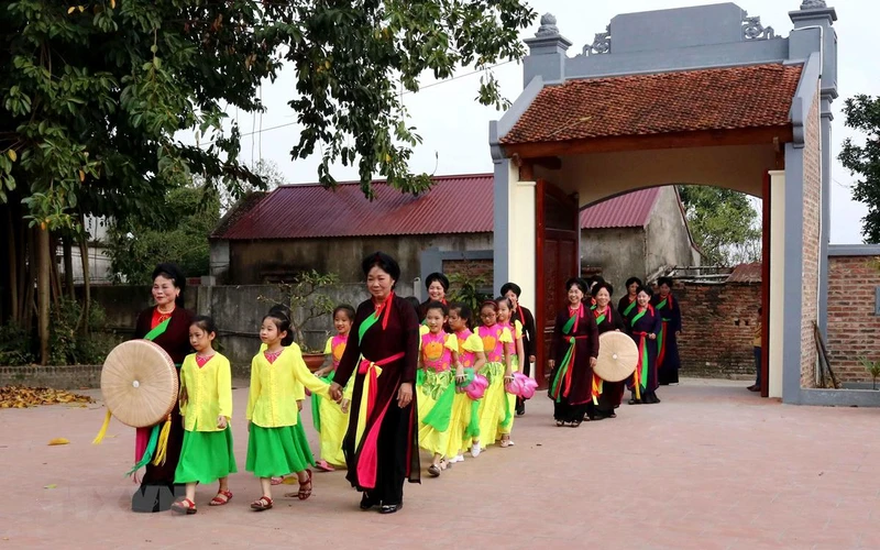 Nghệ nhân Ưu tú Nguyễn Thị Quýnh (ngoài cùng bên trái), phường Vạn An, thành phố Bắc Ninh, tỉnh Bắc Ninh cùng các thành viên trong câu lạc bộ Quan họ sinh hoạt, dạy hát cho các cháu nhỏ.