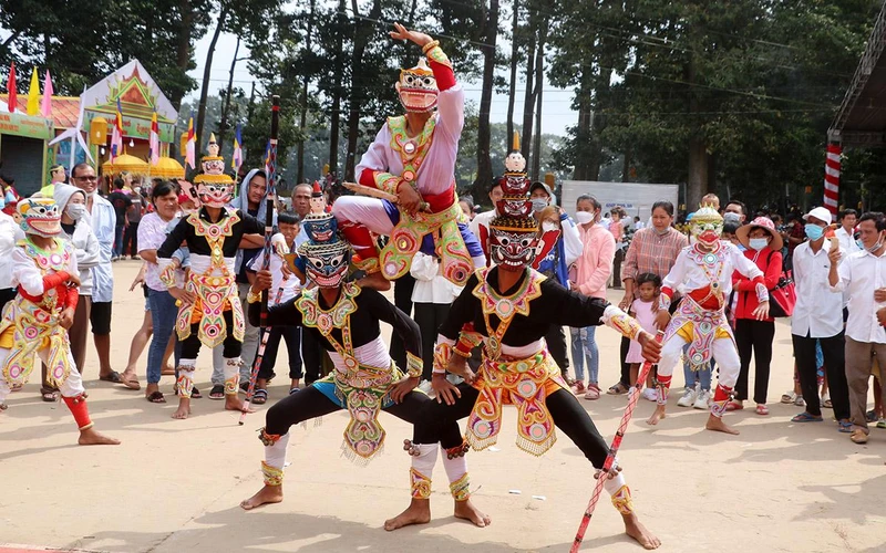 Ðội múa Cha dam biểu diễn tại lễ hội Ok Om Bok năm 2022 tại tỉnh Trà Vinh. (Ảnh MINH KHỞI)