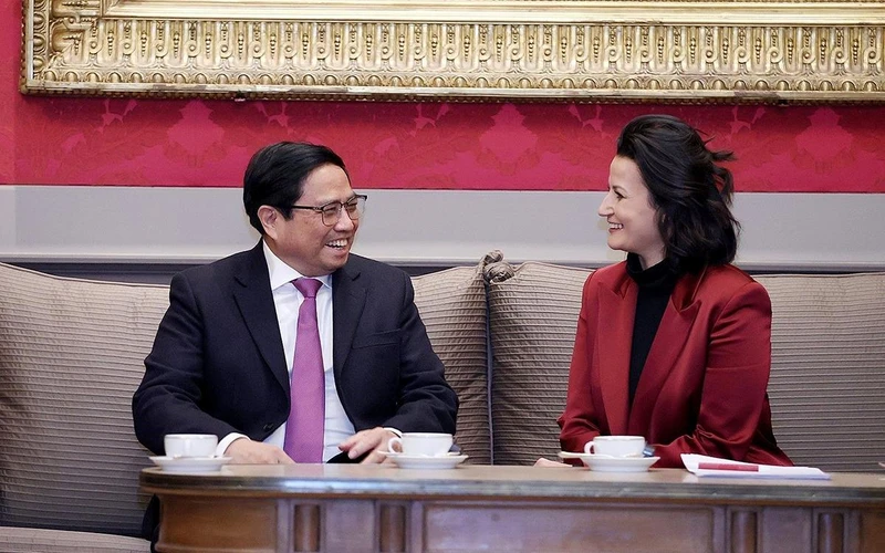 Thủ tướng Phạm Minh Chính hội kiến Chủ tịch Thượng viện Vương quốc Bỉ Stephanie D'hose. (Ảnh TTXVN)