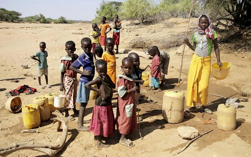 Hạn hán kéo dài gây thiếu nước nghiêm trọng ở Kenya. (Ảnh Revolution)