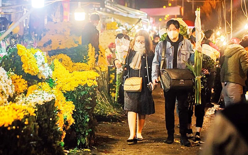 Chợ hoa đêm Quảng An sôi động hơn vào dịp gần Tết Nguyên đán. 