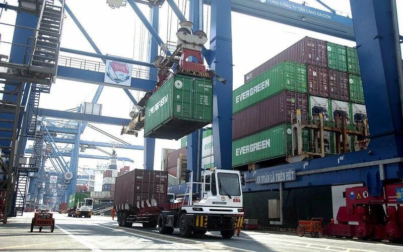 Bốc xếp hàng hóa xuất nhập khẩu tại Tân Cảng Cát Lái, Thành phố Hồ Chí Minh. (Ảnh HỒNG ÐẠT)