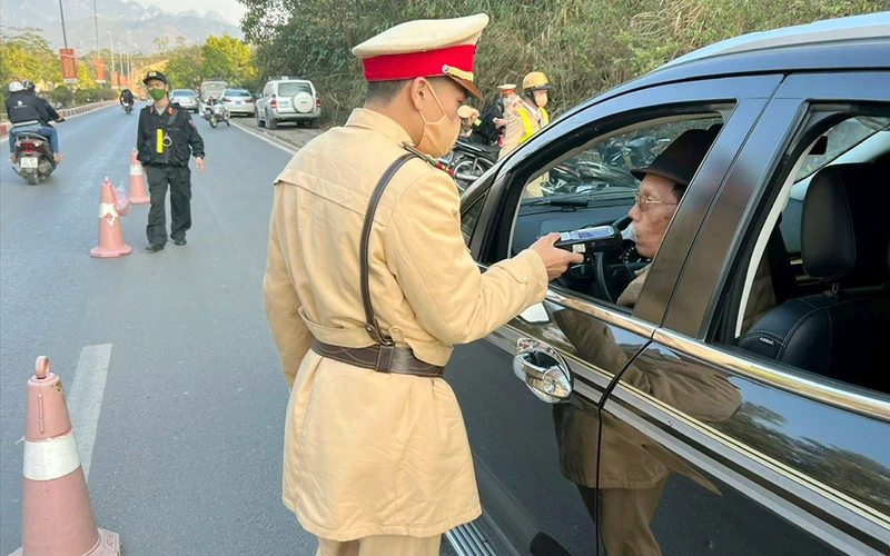 Cảnh sát giao thông tỉnh Cao Bằng kiểm tra nồng độ cồn các lái xe. (Ảnh NGUYỆT ANH)
