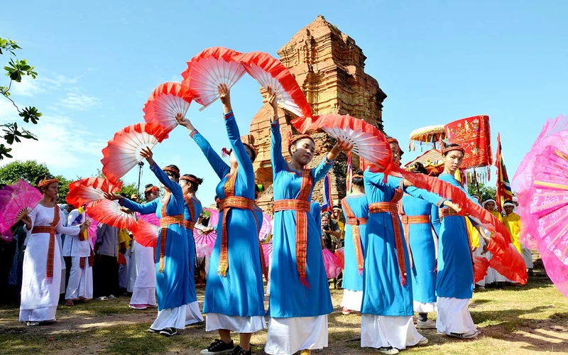 Thiếu nữ Chăm biểu diễn điệu múa truyền thống tại Lễ hội Katê dưới chân tháp Pô Sha Inư, thành phố Phan Thiết (Bình Thuận). (Ảnh ÐÌNH CHÂU)