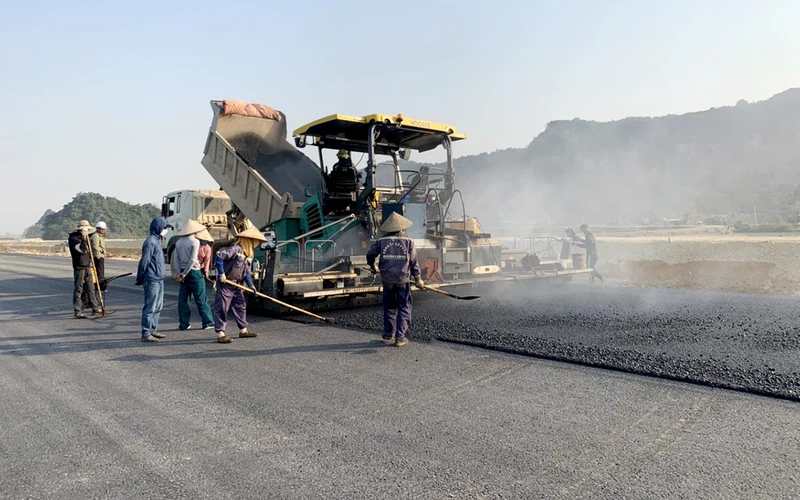 Các nhà thầu tăng tốc thi công đường cao tốc bắc-nam, đoạn Mai Sơn-quốc lộ 45, phấn đấu hoàn thành dự án vào dịp 30/4 tới.