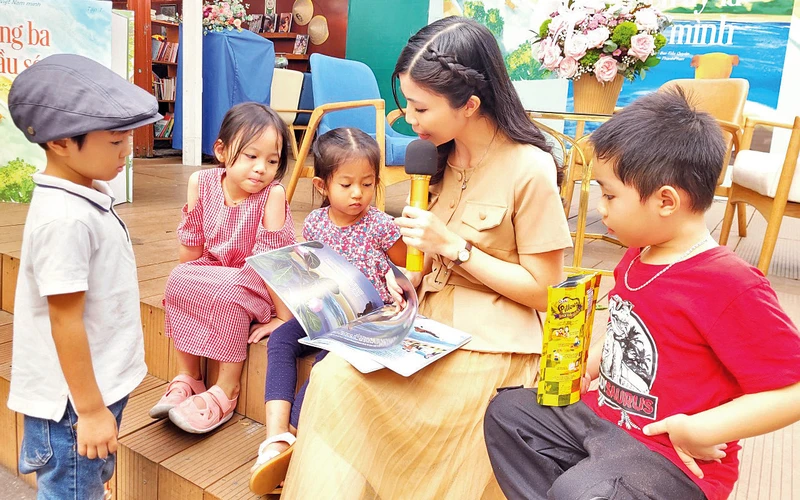 Nhà văn Tiểu Quyên và các em nhỏ trong lễ ra mắt cuốn sách “Trường Sa! Biển ấy là của mình” .