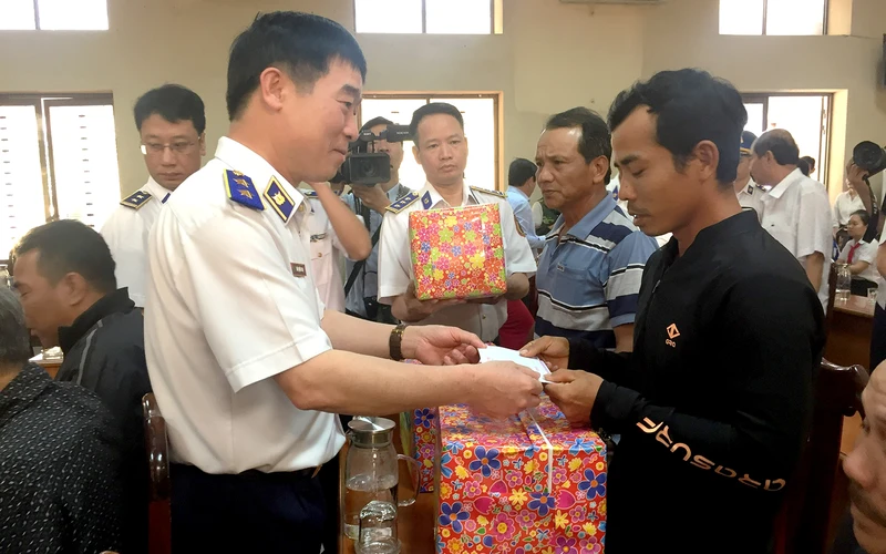 Trung tướng Bùi Quốc Oai, Chính ủy Cảnh sát biển tặng quà ngư dân có hoàn cảnh khó khăn tại huyện Côn Ðảo, tỉnh Bà Rịa-Vũng Tàu.