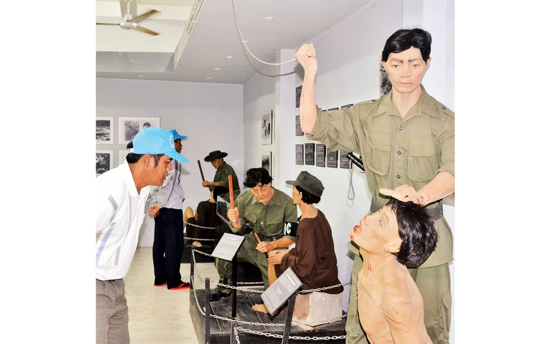 Du khách tham quan tại Trại giam tù binh Cộng sản Việt Nam-Phú Quốc. 