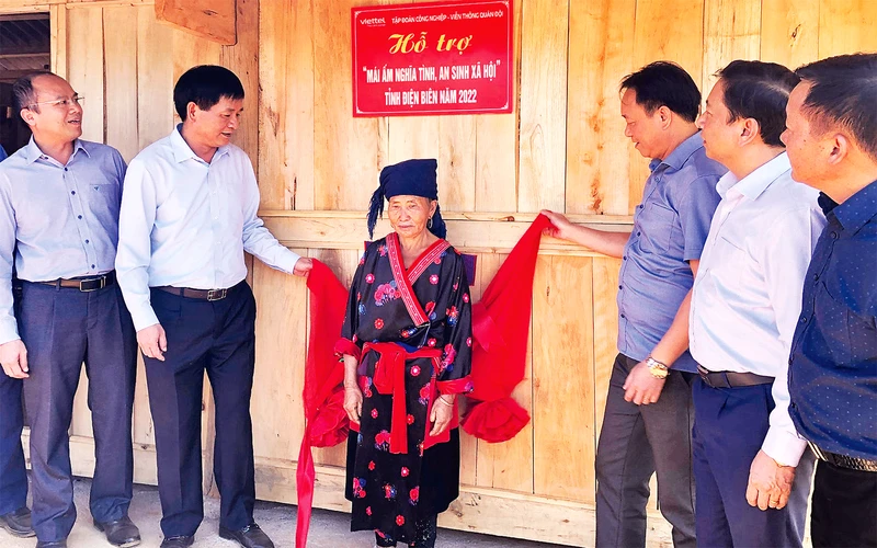 Lãnh đạo tỉnh trao nhà tặng hộ nghèo ở huyện Tủa Chùa.