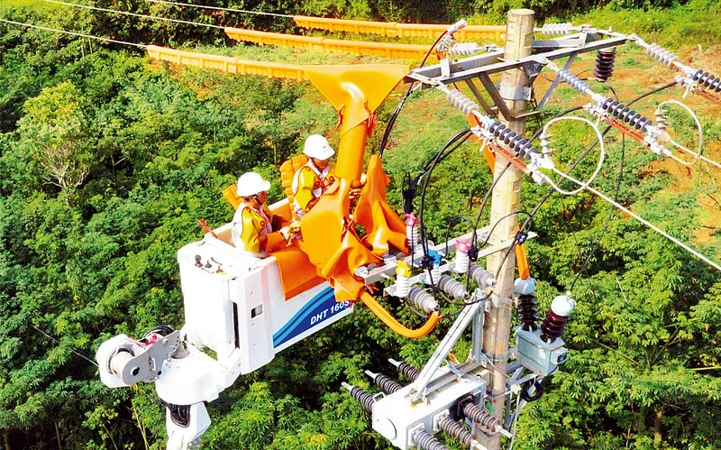 Bảo dưỡng đường dây 110kV bằng công nghệ mới.