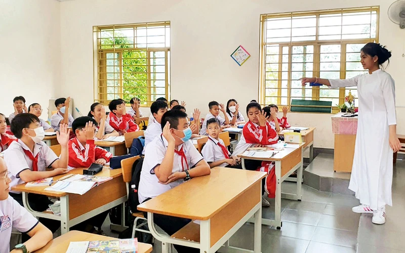 “Cô giáo nhí” Trương Khánh Huyền say sưa trong tiết dạy.