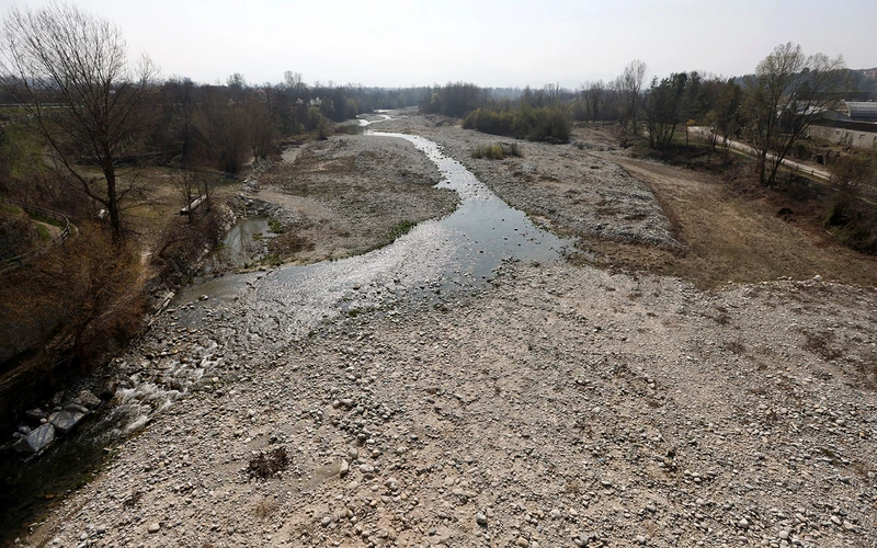 Một dòng sông khô cạn ở Cuneo, Italia. (Ảnh REUTERS)