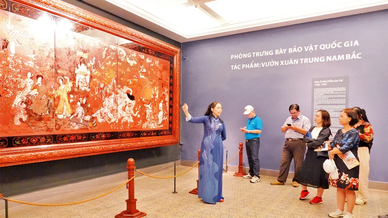 Du khách tham quan Bảo tàng Mỹ thuật Thành phố Hồ Chí Minh.