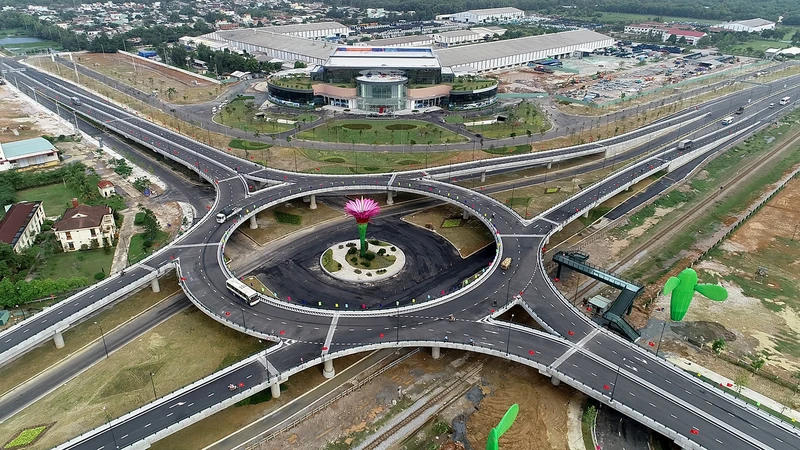 Nút giao vòng xuyến hai tầng giữa Quốc lộ 1A và đường nối từ cảng Chu Lai đến đường cao tốc Ðà Nẵng-Quảng Ngãi.