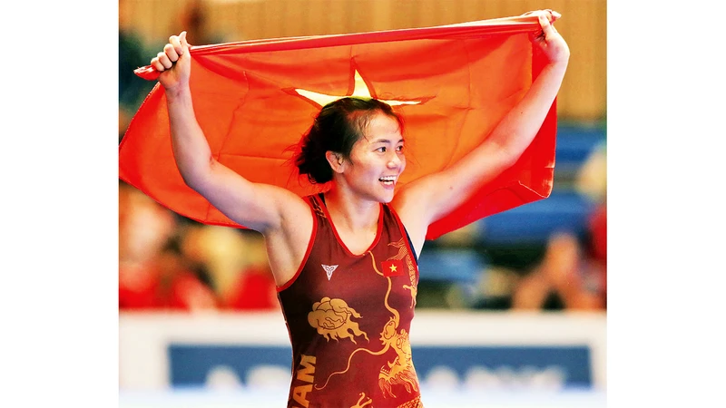 Nguyễn Thị Mỹ Hạnh giành HCV môn vật hạng 62kg nữ. (Ảnh DŨNG PHƯƠNG)