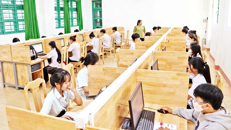 Các em học sinh học nghề tại Trường cao đẳng Công nghiệp cao-su (thành phố Đồng Xoài, Bình Phước). 