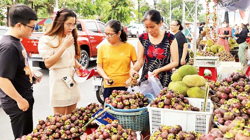 Lễ hội "Lái Thiêu mùa trái chín" thu hút nhiều người dân, du khách đến tham quan và mua trái cây. 