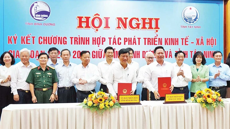 Ủy ban nhân dân hai tỉnh Tây Ninh và Bình Dương ký kết hợp tác phát triển kinh tế-xã hội. 