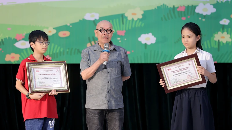 Hai tác giả nhỏ tuổi Hoàng Nhật Quang (bên trái) và Đoàn Lữ Thụy Phương tại Lễ trao Giải thưởng Dế Mèn lần thứ tư-2023. (Ảnh HÒA NGUYỄN) 