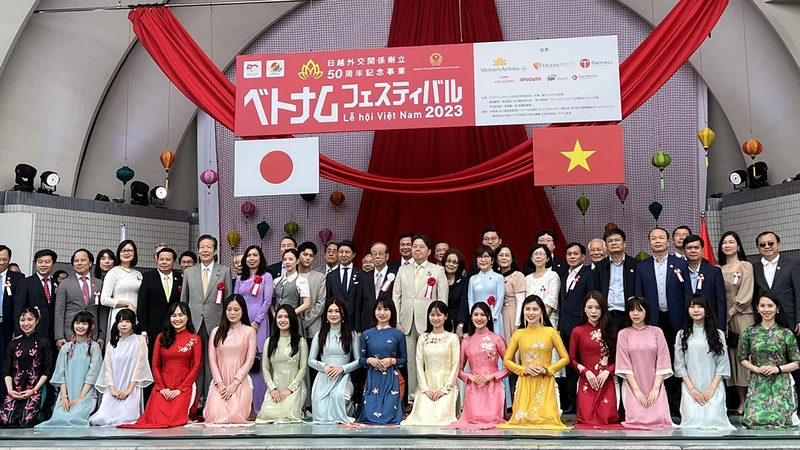 Các đại biểu tham dự Lễ hội Việt Nam 2023 tại Tokyo, Nhật Bản. (Ảnh Bộ Ngoại giao) 