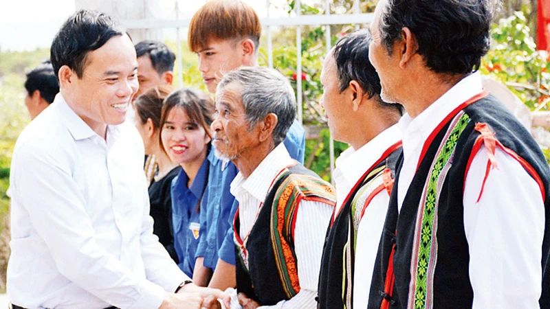 Phó Thủ tướng Trần Lưu Quang thăm, tặng quà bà con làng Ðê Kjêng, xã Dun (huyện Mang Yang, Gia Lai).