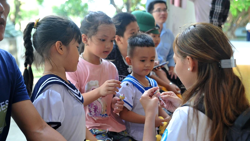 Các đại biểu Hành trình "Sinh viên với biển, đảo Tổ quốc" năm 2023 gặp gỡ, giao lưu với các em nhỏ tại huyện đảo Trường Sa, tỉnh Khánh Hòa.